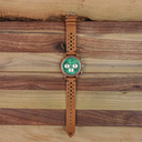 Il Chrono Hunter è realizzato in legno di noce e presenta un quadrante verde scuro a doppio strato con dettagli argentati.