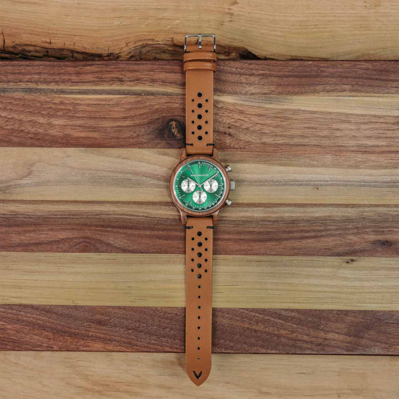 La Chrono Hunter est fabriquée en bois de noyer et présente un cadran vert foncé à double couche avec des détails argentés.