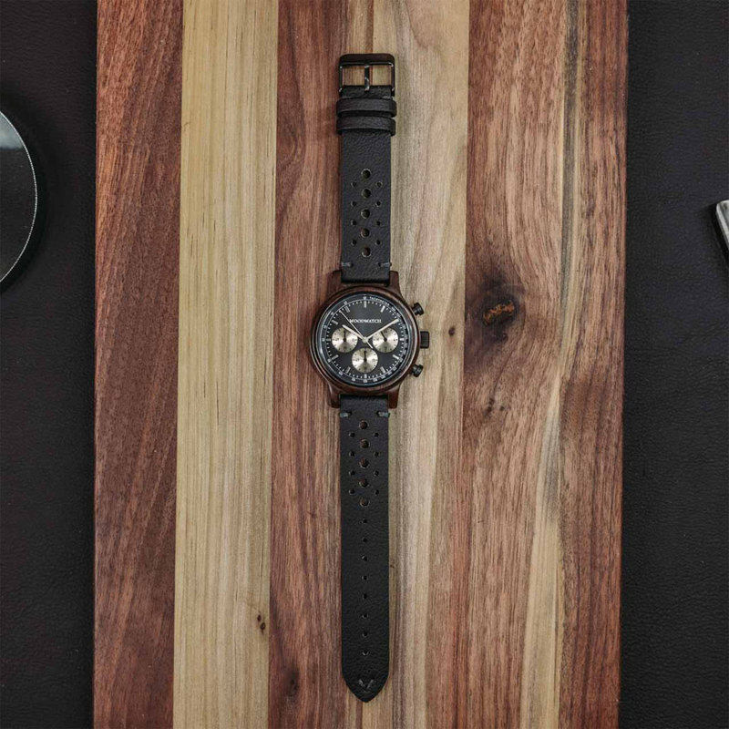 El Chrono Night Sky está hecho de madera de plomo y cuenta con una esfera negra profunda de doble capa con detalles plateados.