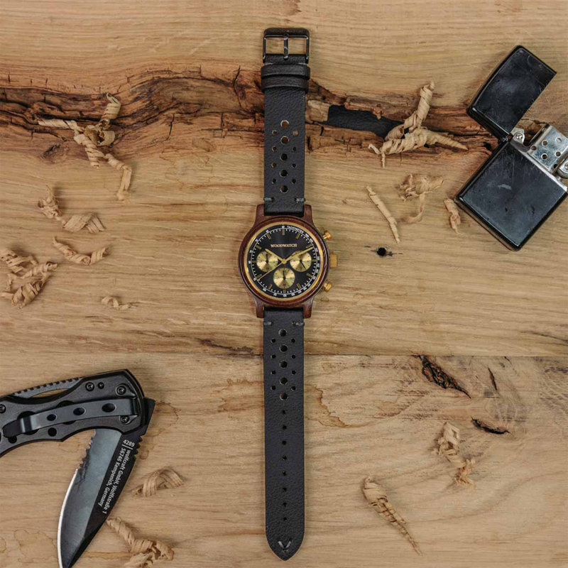 Il Chrono Black Forest è realizzato in legno di piombo e presenta un quadrante nero a doppio strato con dettagli dorati.