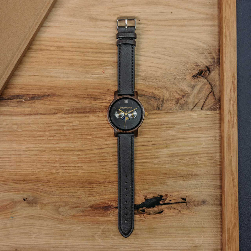 La collection CLASSIC repense de manière sophistiquée l’esthétisme de WoodWatch. Elle allie chic et multifonction en incluant l’affichage des phases lunaires ainsi que deux cadrans supplémentaires indiquant la date et le mois. La montre CLASSIC Dark Fores