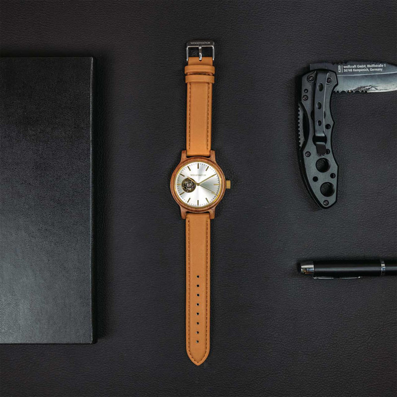 La CLASSIC Open-Heart repense l'esthétique d'une WoodWatch de manière cinétique. Nous avons repensé le boîtier pour faire place à un mouvement automatique SEIKO, alimenté par le mouvement naturel du porteur de la montre. Le cœur ouvert et le fond du boîti