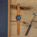 La colección CLASSIC reinventa la estética de un WoodWatch de una manera sofisticada. Los estuches delgados dan una impresión elegante mientras presentan un movimiento de fase lunar único y dos subesferas adicionales que muestran la semana y el mes. El CL