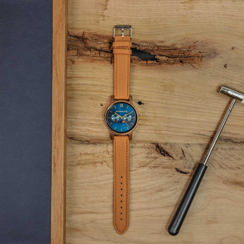 The CLASSIC Collection rethinks the aesthetic of a WoodWatch in a sophisticated way. The slim cases give a classy impression while featuring a unique a moonphase movement and two extra subdials featuring a week and month display. The CLASSIC Seafarer is m