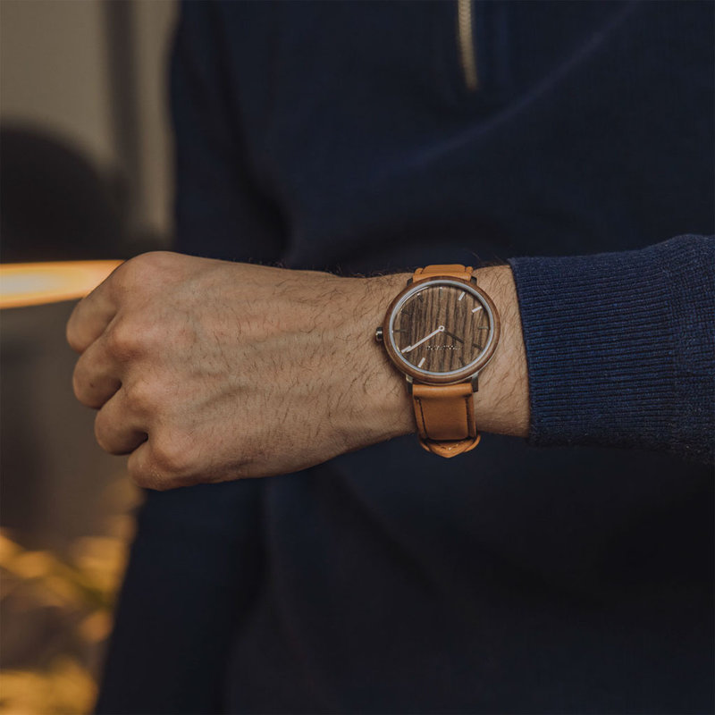 Un design MINIMAL repensé avec un look intemporel qui s'adapte à toutes les occasions. La montre est dotée d'un boîtier mince en acier, d'une lunette en bois de noyer et d'un cadran. Elle est livrée avec un nouveau bracelet de montre, conçu dès le départ