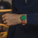 Un diseño MINIMAL renovado con un look atemporal que combina con cualquier ocasión.  Con caja fina de acero, bisel de madera de plomo y esfera verde.  Viene con una nueva correa de reloj, diseñada desde cero para combinar perfectamente con la caja del rel