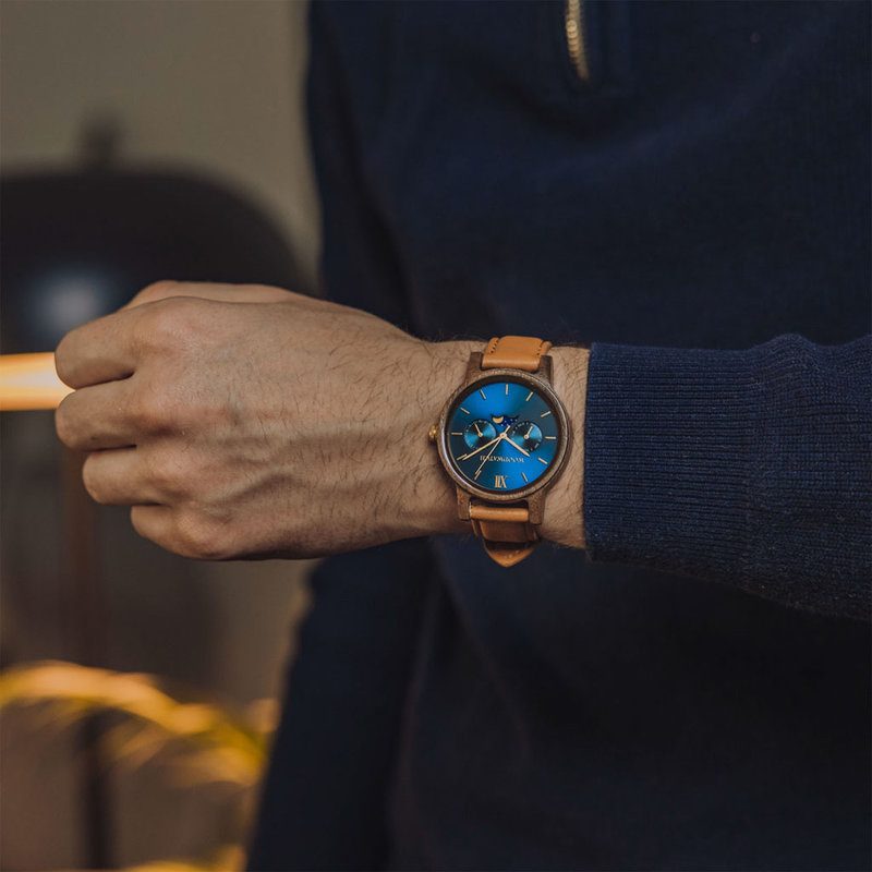 The CLASSIC Collection rethinks the aesthetic of a WoodWatch in a sophisticated way. The slim cases give a classy impression while featuring a unique a moonphase movement and two extra subdials featuring a week and month display. The CLASSIC Seafarer is m