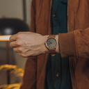 Cette WoodWatch présente une lunette en bois de chêne fabriquée à partir de fûts de whisky bourbon récupérés du Kentucky, aux États-Unis. Une édition limitée de 208 pièces, en référence au nombre de semaines de vieillissement du whisky dans le fût d'où pr