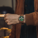 El Chrono Hunter está hecho de madera de nogal y cuenta con una esfera verde oscuro de doble capa con detalles plateados.