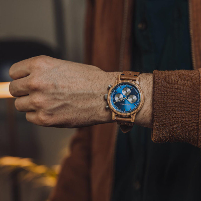 El Chrono Mariner Kosso está hecho de madera kosso y cuenta con una esfera azul de doble capa con detalles plateados.