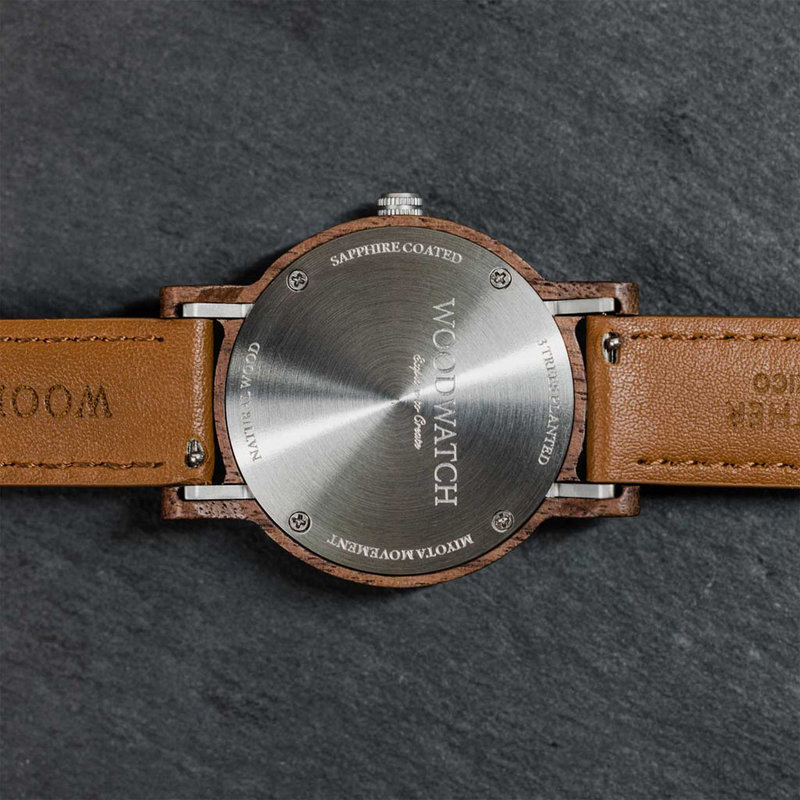 La Colección CLASSIC replantea la estética del WoodWatch de manera sofisticada. Las cajas delgadas dan una impresión elegante combinada con un exclusivo movimiento de fase lunar y dos subesferas que indican la semana y el día. El CLASSIC Mariner está hech