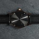 La collection CLASSIC repense de manière sophistiquée l’esthétisme de WoodWatch. Elle allie chic et multifonction en incluant l’affichage des phases lunaires ainsi que deux cadrans supplémentaires indiquant la date et le mois. La montre CLASSIC Dark Fores