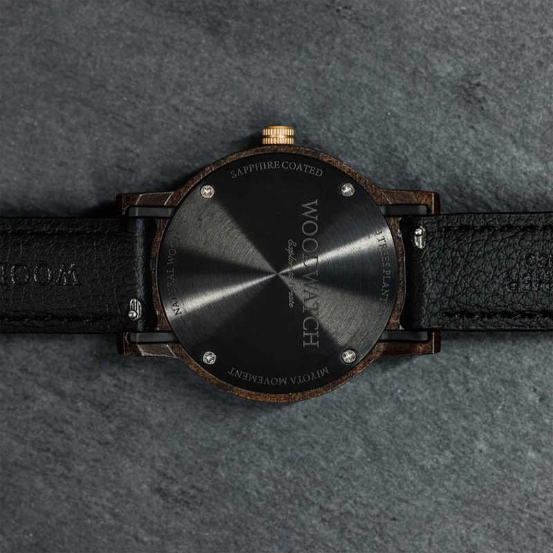 De CLASSIC Dark Forest is gemaakt van walnoothout uit de Verenigde Staten en heeft een zwart wijzerplaat met gouden details. Het horloge wordt geleverd in een nieuw ontworpen premium dennenhouten kistje. 