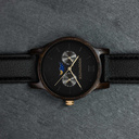 La collection CLASSIC repense de manière sophistiquée l’esthétisme de WoodWatch. Elle allie chic et multifonction en incluant l’affichage des phases lunaires ainsi que deux cadrans supplémentaires indiquant la date et le mois. La montre CLASSIC Dark Fores