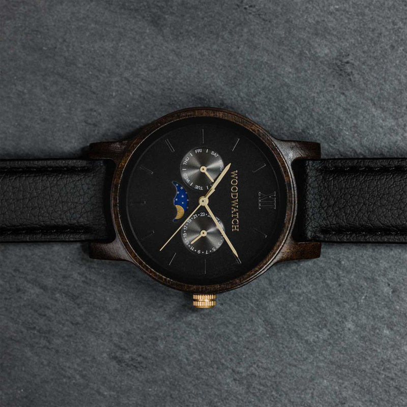 La collezione CLASSIC mette in discussione l’estetica di WoodWatch aggiungendogli un tono sofisticato. La sottile cassa dal tocco classico contiene un movimento lunare unico e due quadranti aggiuntivi che mostrano la settimana e il mese. Il CLASSIC Dark F