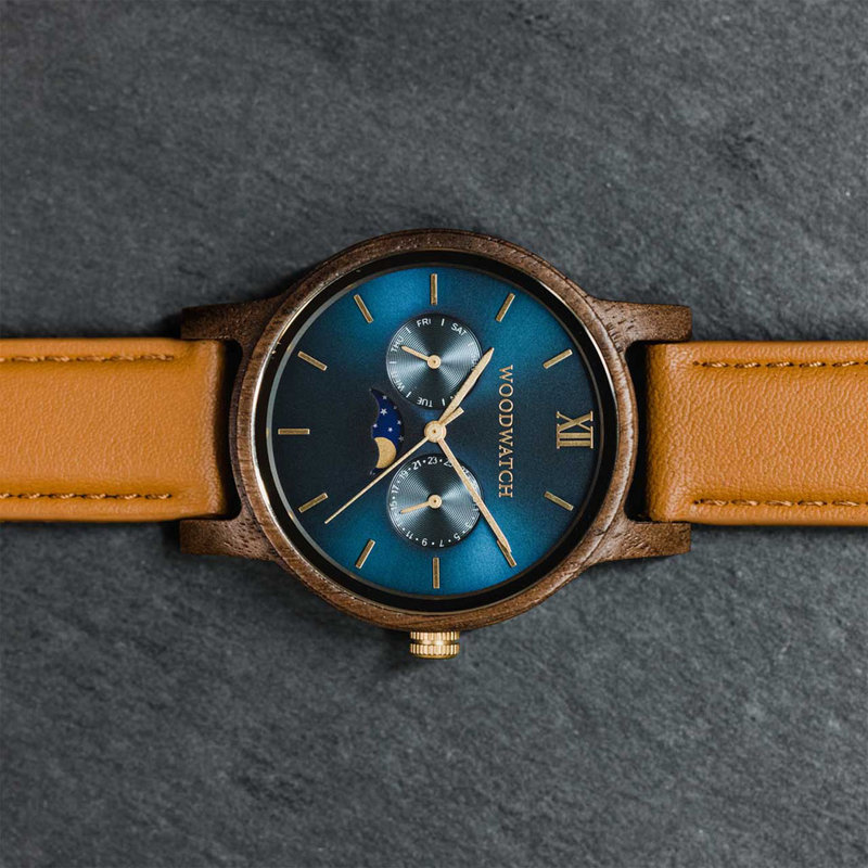 The CLASSIC Collection rethinks the aesthetic of a WoodWatch in a sophisticated way. The slim cases give a classy impression while featuring a unique a moonphase movement and two extra subdials featuring a week and month display. The CLASSIC Seafarer is m