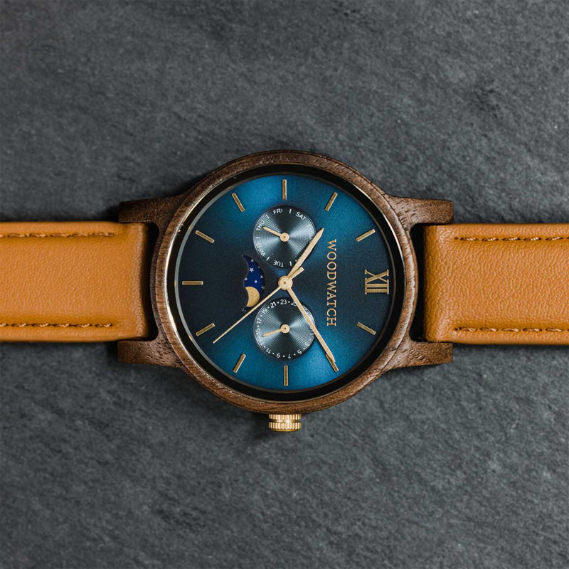 Die CLASSIC Kollection überdenkt auf raffinierte Weise die Ästhetik einer WoodWatch. Die schlanken Gehäuse geben einen klassischen Eindruck und verfügen über eine einzigartige Mondphasenbewegung und zwei zusätzliche Hilfszifferblätter mit Wochen- und Mona