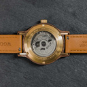 El CLASSIC Open-Heart reconsidera la estética de un WoodWatch de forma cinética. Rediseñamos la caja para dejar espacio para un movimiento automático SEIKO, que funciona con el movimiento natural del usuario del reloj. El corazón abierto y la parte poster