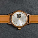 Il CLASSIC Open-Heart ridefinisce l'estetica di un WoodWatch in maniera... cinetica. Abbiamo riprogettato la cassa per fare spazio al meccanismo di movimento automatico SEIKO, alimentato dal moto naturale della persona che indossa l'orologio. L'open heart