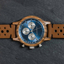 La Chrono Mariner Kosso est fabriquée à partir de bois de kosso et présente un cadran bleu à double couche avec des détails argentés.