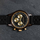 Il Chrono Black Forest è realizzato in legno di piombo e presenta un quadrante nero a doppio strato con dettagli dorati.