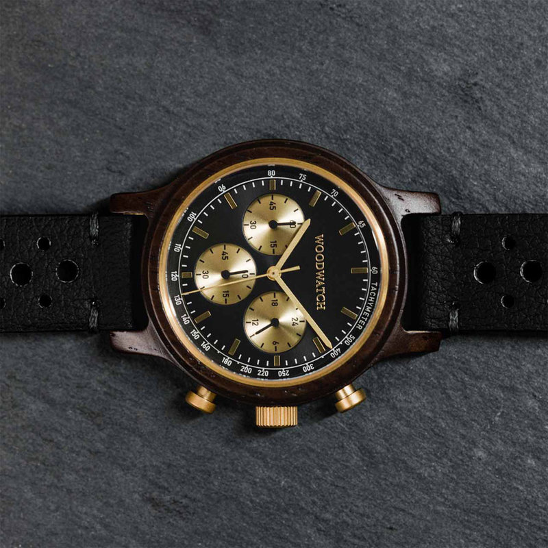 El Chrono Black Forest está hecho de madera de plomo y presenta una esfera negra profunda de doble capa con detalles dorados.