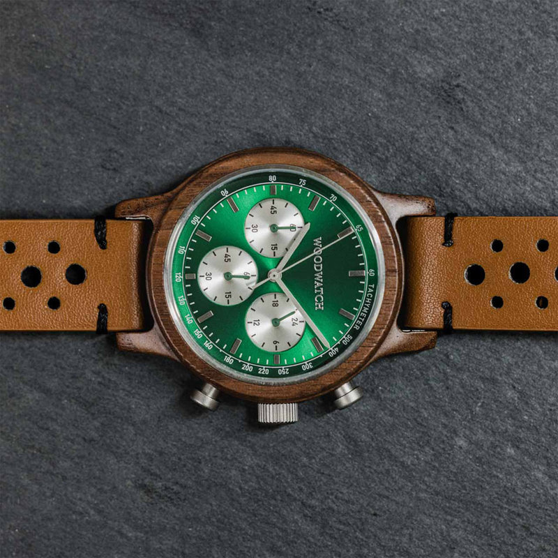 Il Chrono Hunter è realizzato in legno di noce e presenta un quadrante verde scuro a doppio strato con dettagli argentati.