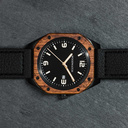 De RANGER Alpha is gemaakt van kossohout en geborsteld zwart roestvrij staal, met gezandstraalde gouden details op een zwarte wijzerplaat. Het horloge wordt geleverd in een nieuw ontworpen premium dennenhouten kistje.