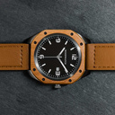 El RANGER rinde homenaje a las partes fundamentales de los instrumentos de aviones tácticos y combina un bisel atornillado único con un diseño industrial.  Los instrumentos de aviación son legibles en todo momento, por lo que el RANGER presenta un dial co