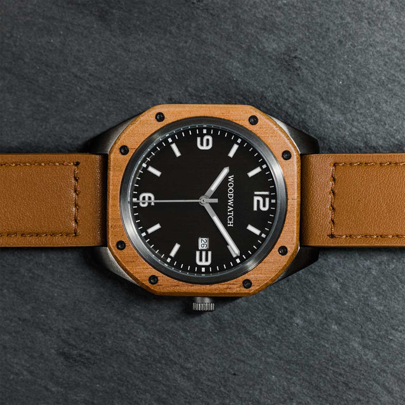 El RANGER rinde homenaje a las partes fundamentales de los instrumentos de aviones tácticos y combina un bisel atornillado único con un diseño industrial.  Los instrumentos de aviación son legibles en todo momento, por lo que el RANGER presenta un dial co