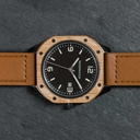 La première montre de l'histoire fabriquée à partir de fûts de chêne récupérés utilisés pour faire du vin rouge à Bordeaux, en France. Soigneusement démonté, le bois de chêne des barriques a été retravaillé dans ces montres, les rendant vraiment uniques.