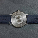 Een nieuw MINIMAL design met een tijdloze uitstraling die past bij elke gelegenheid. Het horloge heeft een slanke, stalen kast, lunette van walnoothout en blauwe wijzerplaat. Wordt geleverd met een volledig nieuw ontworpen horlogeband, die qua stijl en ma