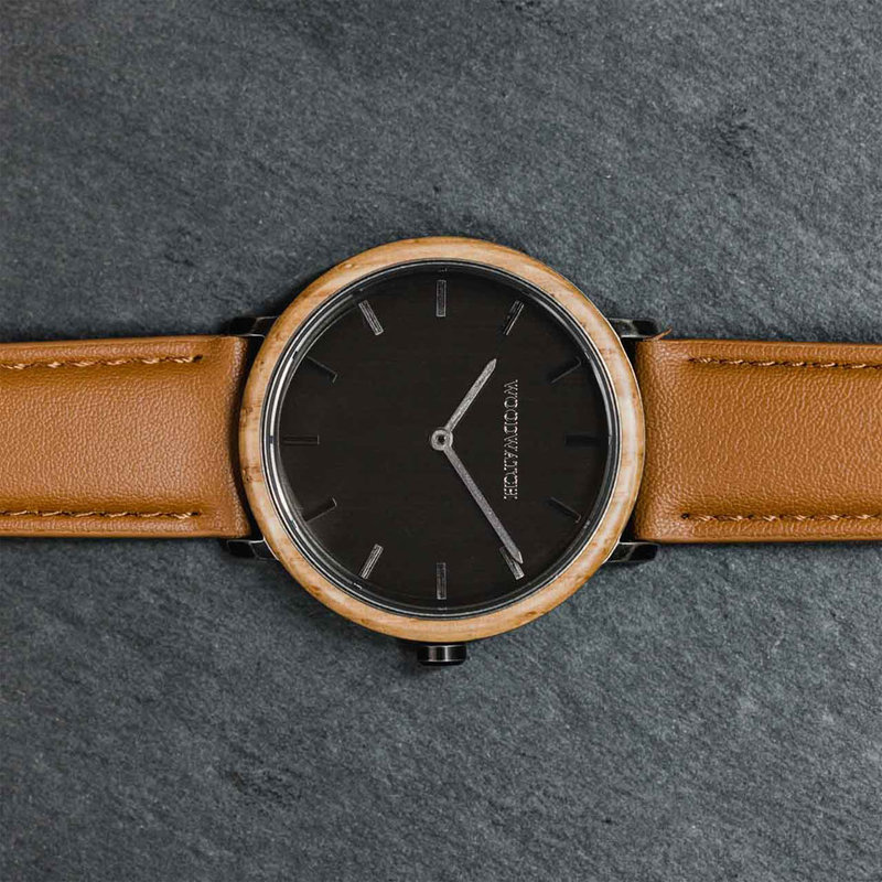 Questo WoodWatch esclusivo è caratterizzato da una lunetta in legno di rovere realizzata con botti di whiskey riciclate provenienti dal Kentucky, negli Stati Uniti. Un'edizione limitata di 208 pezzi, un riferimento al numero di settimane di invecchiamento