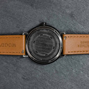 Cette WoodWatch présente une lunette en bois de chêne fabriquée à partir de fûts de whisky bourbon récupérés du Kentucky, aux États-Unis. Une édition limitée de 208 pièces, en référence au nombre de semaines de vieillissement du whisky dans le fût d'où pr