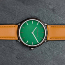 Een nieuw MINIMAL design met een tijdloze uitstraling die past bij elke gelegenheid. Het horloge heeft een slanke, stalen kast, lunette van loodhout en groene wijzerplaat. Wordt geleverd met een volledig nieuw ontworpen horlogeband, die qua stijl en mater