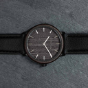 Un design MINIMAL repensé avec un look intemporel qui s'adapte à toutes les occasions. La montre est dotée d'un boîtier noir mince, d'une lunette en bois de plomb et d'un cadran. Livré avec un nouveau bracelet de montre, conçu dès le départ pour s'adapter