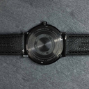 Een nieuw MINIMAL design met een tijdloze uitstraling die past bij elke gelegenheid. Het horloge heeft een slanke, kast in zwart en zowel een lunette als wijzerplaat van loodhout. Wordt geleverd met een horlogeband van cactus leer in bijpassend zwart, sup