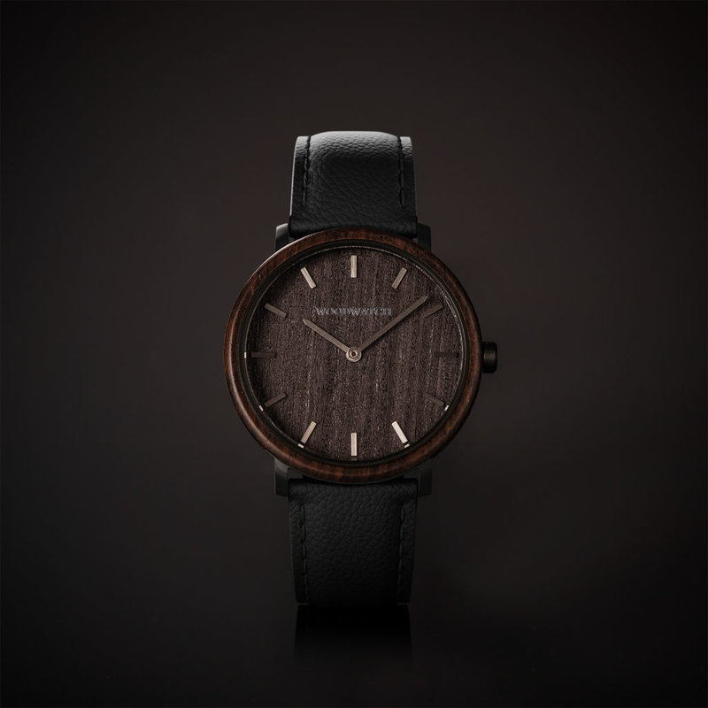 Un diseño MINIMALlSTA renovado con un look atemporal que combina con cualquier ocasión.  Con una caja fina, negra, y un bisel y una esfera de madera de plomo.  Viene con una nueva correa de reloj, diseñada desde cero para combinar perfectamente con la caj