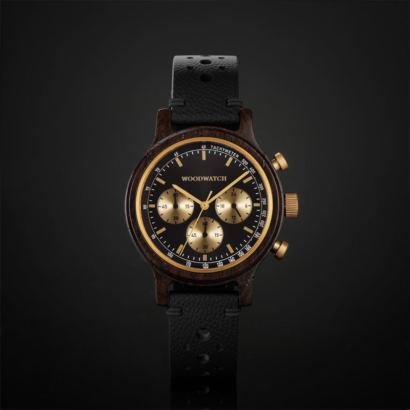 Die Chrono Black Forest ist aus Bleiholz gefertigt und verfügt über ein doppelschichtiges, tiefschwarzes Zifferblatt mit goldenen Details. Mit einem schwarzen Kaktuslederarmband, das aus mexikanischen Kaktusblättern hergestellt wird und extrem weich und h