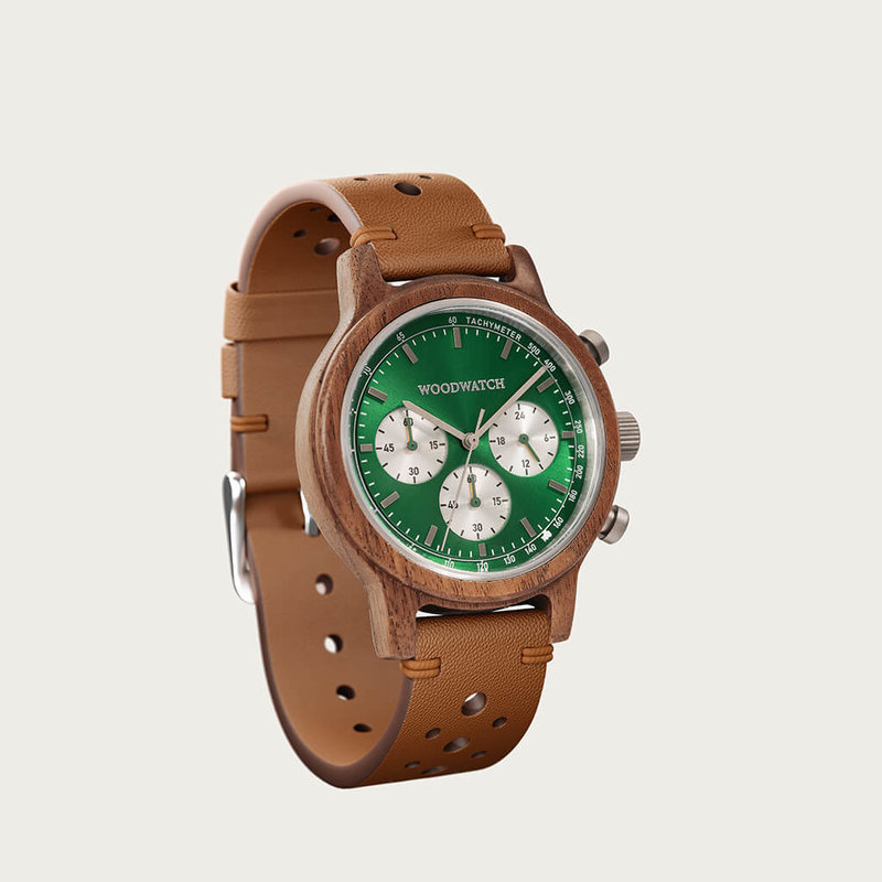 La Chrono Hunter est fabriquée en bois de noyer et présente un cadran vert foncé à double couche avec des détails argentés.