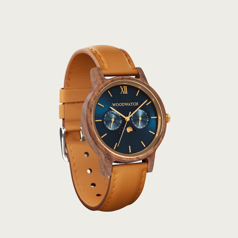 La colección CLASSIC reinventa la estética de un WoodWatch de una manera sofisticada. Los estuches delgados dan una impresión elegante mientras presentan un movimiento de fase lunar único y dos subesferas adicionales que muestran la semana y el mes. El CL