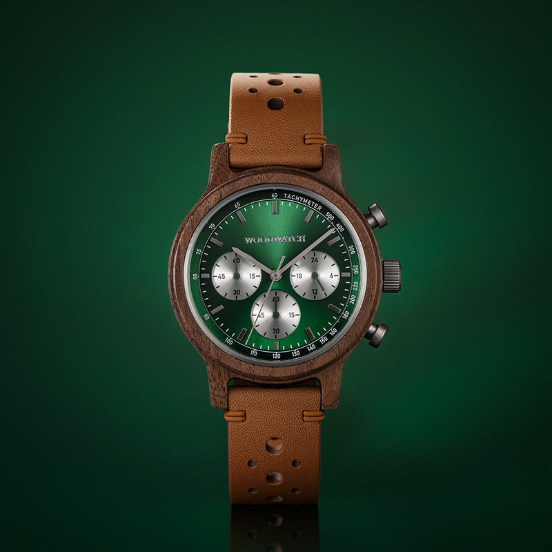 Il Chrono Hunter è realizzato in legno di noce e presenta un quadrante verde scuro a doppio strato con dettagli argentati.