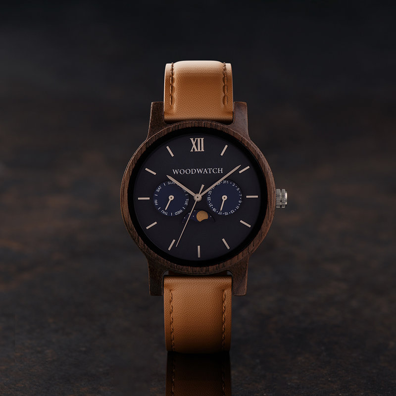 La Colección CLASSIC replantea la estética del WoodWatch de manera sofisticada. Las cajas delgadas dan una impresión elegante combinada con un exclusivo movimiento de fase lunar y dos subesferas que indican la semana y el día. El CLASSIC Mariner está hech