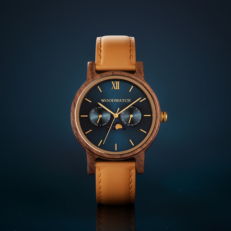 The CLASSIC Collection rethinks the aesthetic of a WoodWatch in a sophisticated way. The slim cases give a classy impression while featuring a unique a moonphase movement and two extra subdials featuring a week and month display. The CLASSIC Seafarer is m