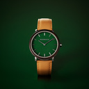 Un diseño MINIMAL renovado con un look atemporal que combina con cualquier ocasión.  Con caja fina de acero, bisel de madera de plomo y esfera verde.  Viene con una nueva correa de reloj, diseñada desde cero para combinar perfectamente con la caja del rel