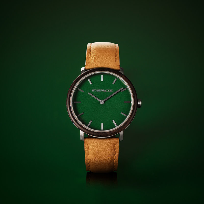 Un rinnovato design con un look senza tempo, per adattarsi ad ogni occasione. Caratterizzato da una sottile cassa in acciaio, quadrante verde e lunetta in legno di piombo. Viene fornito con un cinturino nuovo, progettato da zero per abbinarsi perfettament