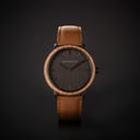 Questo WoodWatch esclusivo è caratterizzato da una lunetta in legno di rovere realizzata con botti di whiskey riciclate provenienti dal Kentucky, negli Stati Uniti. Un'edizione limitata di 208 pezzi, un riferimento al numero di settimane di invecchiamento