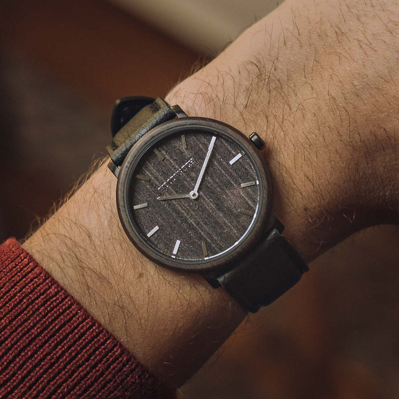 A renewed MINIMALl design with a timeless look that matches any occasion. Featuring a thin, black case, and leadwood bezel and dial. Comes with a cactus leather strap in matching black, extremely soft and durable, made from cactus leaves from Mexico.