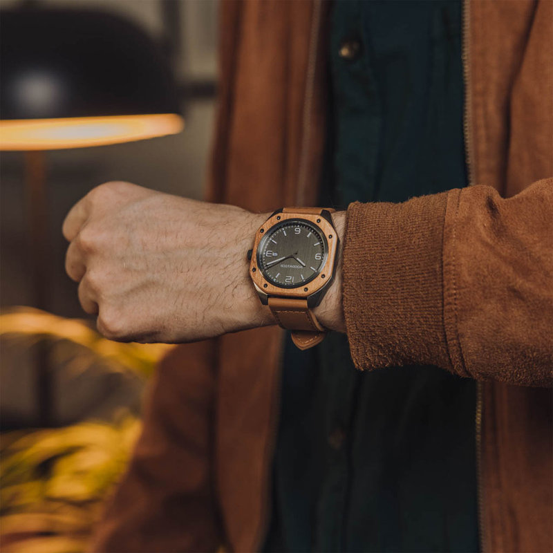 El RANGER rinde homenaje a las partes fundamentales de los instrumentos de aviones tácticos y combina un bisel atornillado único con un diseño industrial.  Los instrumentos de aviación son legibles en todo momento, por lo que el RANGER presenta un dial co