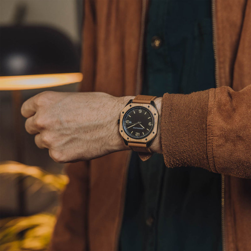 Il primo orologio nella storia creato con botti di quercia recuperate utilizzate per fare vino rosso a Bordeaux, in Francia. Smontato con cura, il legno di quercia delle botti è stato rielaborato in questi orologi davvero unici. Ogni orologio è numerato d